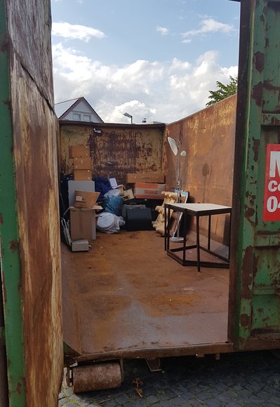 Manches kommt nicht mit in die Baumgartenstraße sondern landet im Container. Foto: Stadt Oldenburg