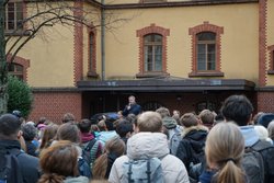 Oberbürgermeister Jürgen Krogmann spricht zu den Teilnehmenden des Erinnerungsgangs. Foto: IGS Helene-Lange-Schule Oberbürgermeister Jürgen Krogmann spricht zu den Teilnehmenden des Erinnerungsgangs. Foto: IGS Helene-Lange-Schule
