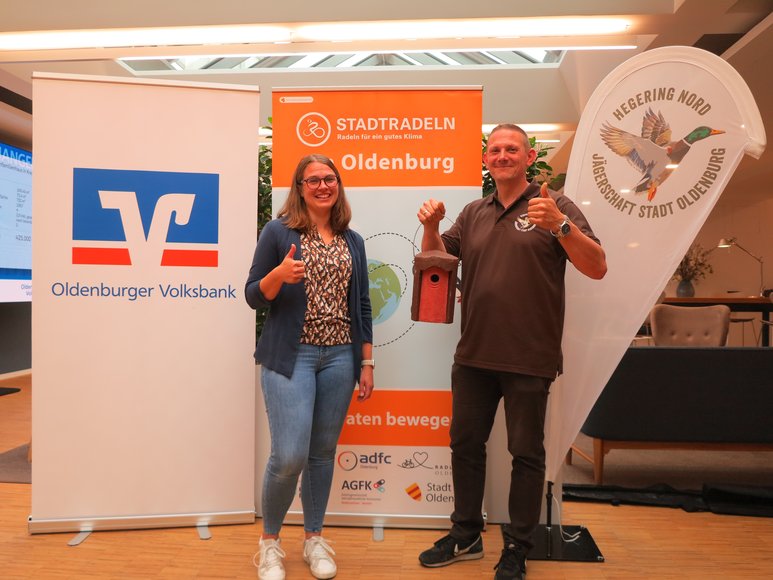 Franziska Rudolphi, stellvertretende Marktbereichsleiterin Volksbank, und Christian Brummer, Leiter Hegering Nord, freuen sich auf viele Kilometer zum Erreichen des sechsten Etappenziels. Foto: Stadt Oldenburg