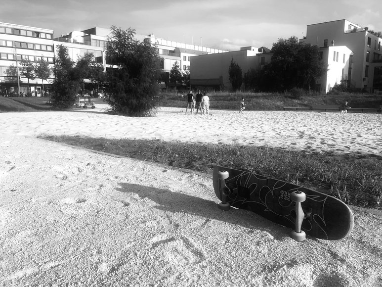 Ein Skateboard lieg auf dem Weg vor der Sandfläche. Foto: Stadt Oldenburg