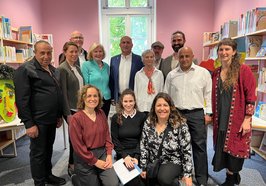 Eröffnung der Kunstausstellung mit Bürgermeisterin Petra Averbeck, Landrat Moshe Davidovitz (2. Reihe, 4. von links), Mitgliedern der Stadtverwaltung und der israelischen Delegation, Künstlerinnen und Künstlern. Foto: Stadt Oldenburg
