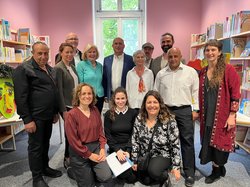 Eröffnung der Kunstausstellung mit Bürgermeisterin Petra Averbeck, Landrat Moshe Davidovitz (2. Reihe, 4. von links), Mitgliedern der Stadtverwaltung und der israelischen Delegation, Künstlerinnen und Künstlern. Foto: Stadt Oldenburg