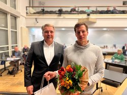 Oberbürgermeister Jürgen Krogmann hieß Dr. Florian Fortmann (rechts) als neues Ratsmitglied willkommen. Foto: Stadt Oldenburg