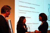 Maria Welz von der Firmengruppe Eriksen (rechts) freut sich über den Preis, den ihr Sozialministerin Aygül Özkan überreicht. Foto: Stadt Oldenburg