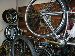 Ersatzteile für Räder hängen in der Werkstatt, Stadt Oldenburg