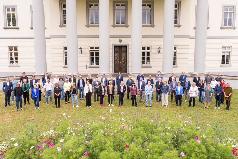 Die Mitglieder des Rates im Jahr 2022 vor dem Kulturzentrum PFL. Foto: Mohssen Assanimoghaddam