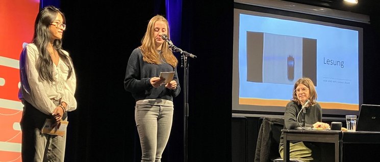 Zwei Schülerinnen stellen die Autorin Sarah Jäger vor. Foto: Literaturhaus Oldenburg