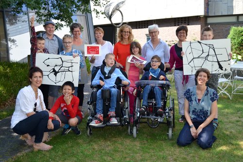 Sie stellten die Ergebnisse des Projekts „Kunst-Museum-Schule“ vor: (von links) Kunsttherapeutin Térez Fóthy, Schulassistent Michael Glaß, Manuela Heitsch (pädagogische Mitarbeiterin), Schulassistentin Katja Meinlschmidt, Klassenlehrerin Britta Gronewold, Schulassistentin Anne Lehwald, Kunsttherapeutin Heike Seiferth und Sandrine Teuber (Leitung Museumspädagogischer Dienst) mit den beteiligten Kindern der Klasse 5c der Förderschule am Borchersweg. Foto: Stadt Oldenburg
