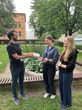 Symbolische Preisübergabe mit Mikael Seibold, Katharina Lühmann und Linda Bessert. Foto: Frau Bessert