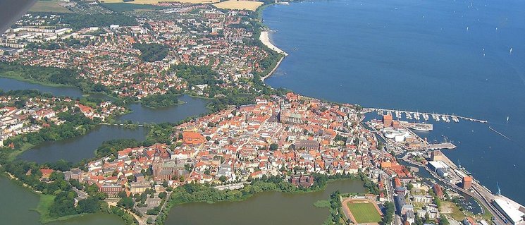 Blick auf Stralsund aus der Luft, eine Stadt am Wasser und mit Seen im Stadtgebiet. Foto: Viktoria Hillmann