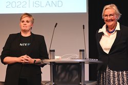 Referentinnen Baddý Sonja Breidert und Kristín Vala Ragnarsdóttir auf der Bühne. Foto: Jörg Hemmen