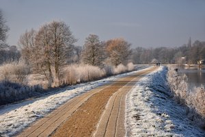 Mit Schnee bedeckter Huntedeich. Foto: Hans-Jürgen Zietz