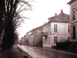 Hier siehst du den Theaterwall, wie er 1938 aussah. Wenige Häuser weiter, bei der Hausnummer 24, lebten die Landsbergs, bevor sie nach England flüchteten, Quelle: alt-oldenburg.de