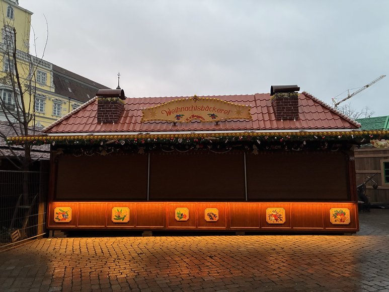 Stadt Oldenburg Die Weihnachtsbäckerei beim Aufbau auf dem Lamberti-Markt am 19. November 2025. Foto: Stadt Oldenburg