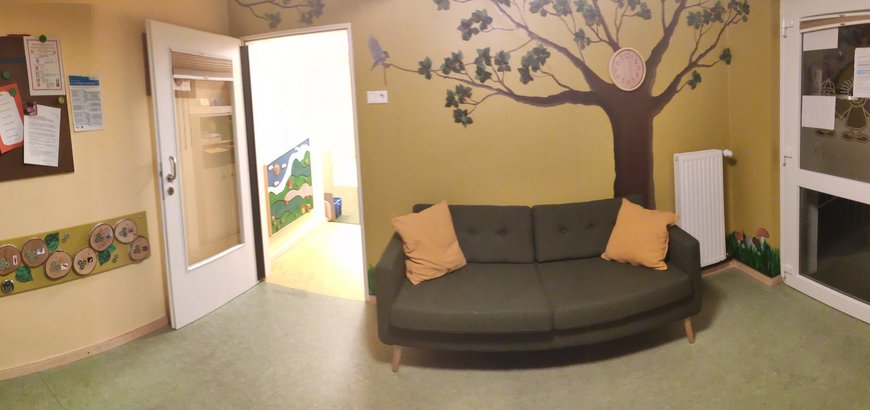 Eingangsbereich mit Sofa in der Entdeckergruppe. Foto: Stadt Oldenburg