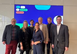 Schulleiter Oliver Pundt (3. von rechts) gemeinsam mit Vertreterinnen und Vertretern der BBS Wechloy bei der Preisverleihung des KI-Schulpreises 2025 in Heilbronn. Foto: Stadt Oldenburg