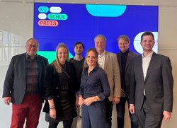 Schulleiter Oliver Pundt (3. von rechts) gemeinsam mit Vertreterinnen und Vertretern der BBS Wechloy bei der Preisverleihung des KI-Schulpreises 2025 in Heilbronn. Foto: Stadt Oldenburg