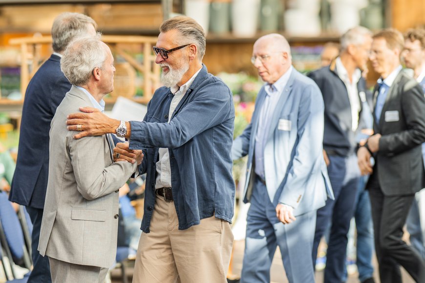 Herzliche Begrüßungen untereinander. Foto: Imke Folkerts