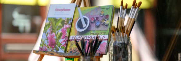 Pinsel und Bücher im Färbe-Atelier in der Baumgartenstraße. Foto: Oldenburger Kunstschule/ I. Mittwollen