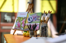 Pinsel und Bücher im Färbe-Atelier in der Baumgartenstraße. Foto: Oldenburger Kunstschule/ I. Mittwollen