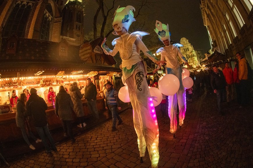 Lichtwesen auf dem Lamberti-Markt 2023 beim weihnachtlichen Laternenwandern. Foto: Sascha Stüber