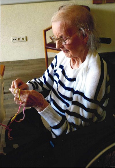 Eine Bewohnerin des HANSA Seniorenwohnstifts Ofenerdiek strickt mit am „Tipi“. Foto: privat.