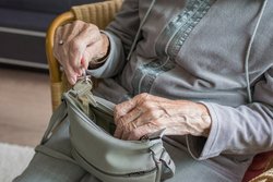 Hände einer alten Frau mit Schüssel und Handtasche. Foto: Sabine Van Erp/Pixabay.com Hände einer alten Frau mit Schüssel und Handtasche. Foto: Sabine Van Erp/Pixabay.com