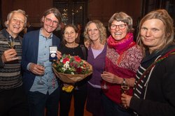 Grund zur Freude: Künstler Jörg Kowollik (2.v.l.) mit der Silbernen Stadtmedaille. Foto: Sascha Stüber