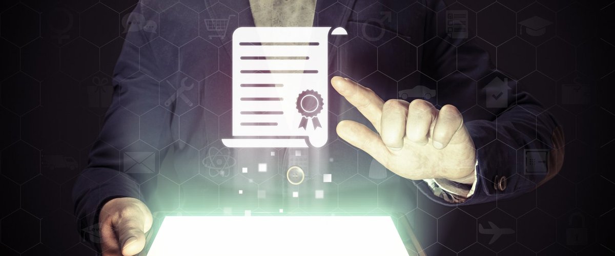 Mann zieht virtuelles Dokument aus einem Tablet. Foto: svetazi/AdobeStock