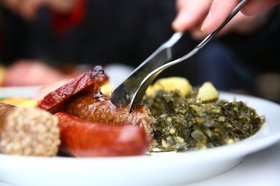 Oldenburger Grünkohl mit Pinkelwurst und Kassler. Foto: OTM/Torsten von Reeken Oldenburger Grünkohl mit Pinkelwurst und Kassler. Foto: OTM/Torsten von Reeken