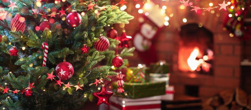 Weihnachtsbaum mit roten Kugeln und Lichtern. Foto: Pasko Maksim/Adobe Stock