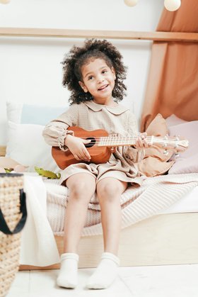 Mädchen mit Gitarre. Foto: Pexels