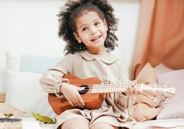 Mädchen spielt Ukulele Foto: Pexels