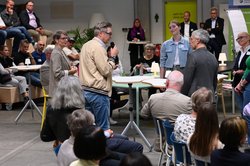 Publikumsdiskussion beim 10. Fachkräfte-Forum Oldenburg in der „hallig hanken“. Das Forum wird jährlich von der Fachkräfte-Initiative Oldenburg (FIO) ausgerichtet. Foto: Jörg Hemmen