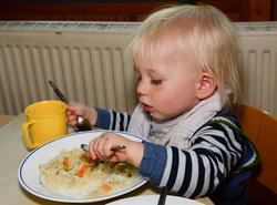 Ein Kind beim Mittagessen. Foto: Stadt Oldenburg