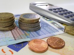 Geld mit Taschenrechner. Foto: Claudia Hautumm/Pixelio