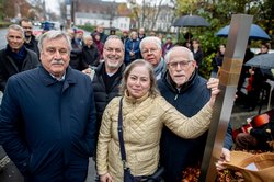 Weihten die Erinnerungszeichen ein (von links): Dietmar Schütz, Nitzan Ariel, Linda Meyberg, Jörg Witte und Mike Meyberg. Foto: Hauke-Christian Dittrich Weihten die Erinnerungszeichen ein (von links): Dietmar Schütz, Nitzan Ariel, Linda Meyberg, Jörg Witte und Mike Meyberg. Foto: Hauke-Christian Dittrich