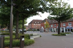 Blick über den Klingenbergplatz, Blickrichtung Straße Alter Postweg. 