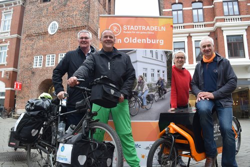 Werben für den Fahrradwettbewerb STADTRADELN: (von links) Verkehrsamtsleiter Bernd Müller, Botschafter Rainer Fumpfei, OTM-Geschäftsführerin Silke Fennemann und ADFC-Vorsitzender Heinrich Book. Foto: Stadt Oldenburg