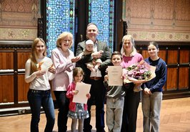 Bundespräsident hat für Silvie Alma Weymann (auf dem Arm ihres Papas Alexander) als siebtes Kind der Familie Weymann die Patenschaft übernommen. Bürgermeisterin Petra Averbeck (zweite von links) gratuliert herzlich. Foto: Sascha Stüber