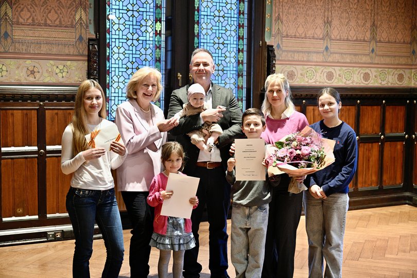 Bundespräsident hat für Silvie Alma Weymann (auf dem Arm ihres Papas Alexander) als siebtes Kind der Familie Weymann die Patenschaft übernommen. Bürgermeisterin Petra Averbeck (zweite von links) gratuliert herzlich. Foto: Sascha Stüber