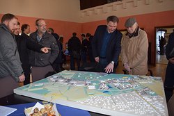 Oberbürgermeister Jürgen Krogmann mit Bürgern vor einem Modell. Foto: Stadt Oldenburg
