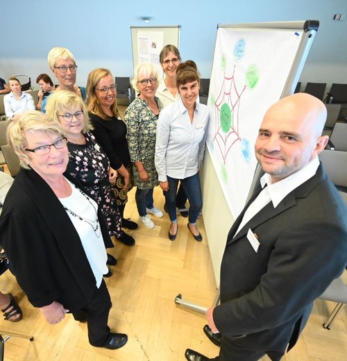 Bürgermeisterin Germaid Eilers-Dörfler (links) und Dr. Holger Petermann, Leiter des Gesundheitsamtes, gratulierten dem Team von GUSTL zum zehnjährigen Bestehen. Bild: Torsten von Reeken