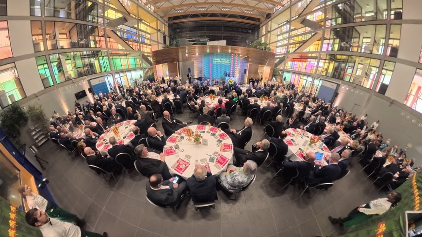 Blick in den vollbesetzten Saal. Foto: Torsten von Reeken