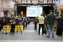 Blick von hinten auf die Bühne in der BBS 3. Foto: Stadt Oldenburg