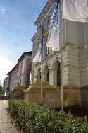 Der historische Eingang des Landesmuseums für Natur und Mensch. Foto: Lena Nietschke