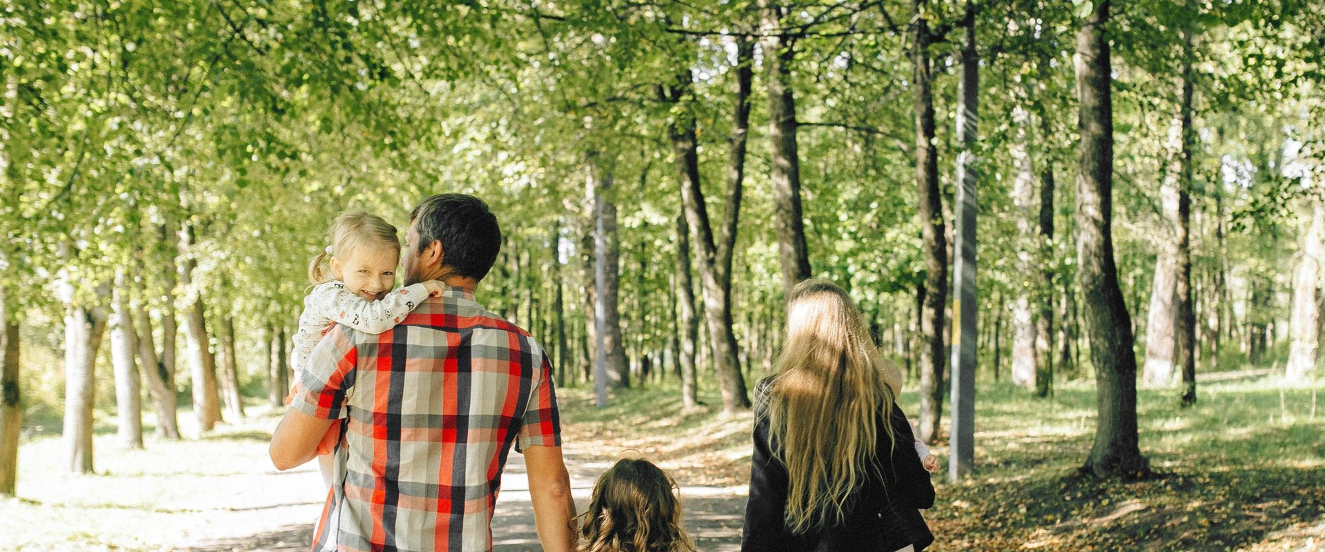 Eltern spazieren im Park mit Kind auf dem Arm. Foto: Nataliya Vaitkevich/Pexels