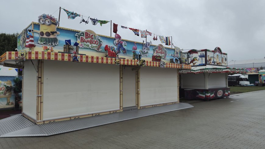 Der Aufbau vom Spielgeschäft „Big Bamboo – The Game“ auf dem Kramermarkt am 18. September 2025. Foto: Stadt Oldenburg