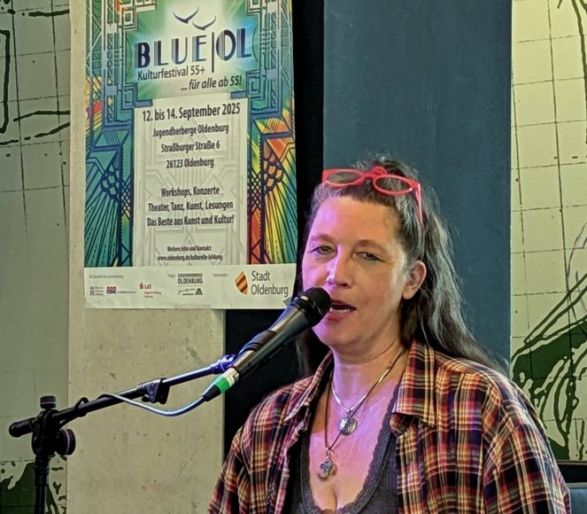 Annie We trägt neue Songs im Schirrmann's vor. Foto: Stadt Oldenburg