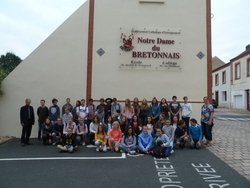 Gruppenbild von Schülerinnen und Schülern der OBSen Alexanderstraße und Ofenerdiek und des Collège Notre Dame du Bretonnais. Foto: Ralf Scharnagl Gruppenbild von Schülerinnen und Schülern der OBSen Alexanderstraße und Ofenerdiek und des Collège Notre Dame du Bretonnais. Foto: Ralf Scharnagl
